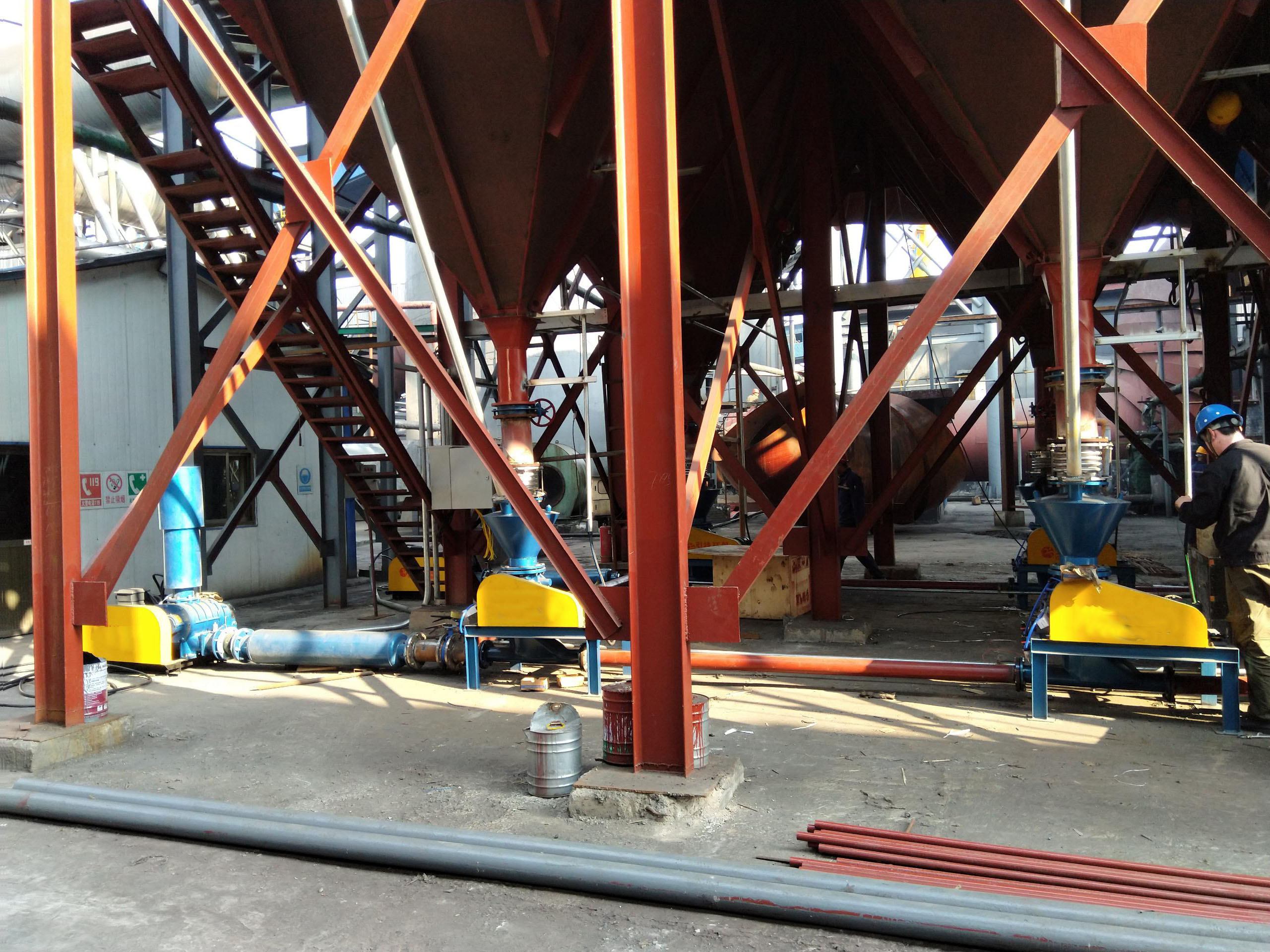 安裝中的氣力輸送系統 安裝中的氣力輸送系統